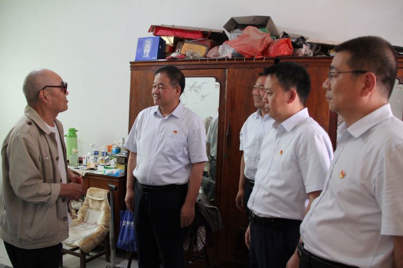 博農(nóng)集團領(lǐng)導(dǎo)走訪慰問老黨員、困難黨員